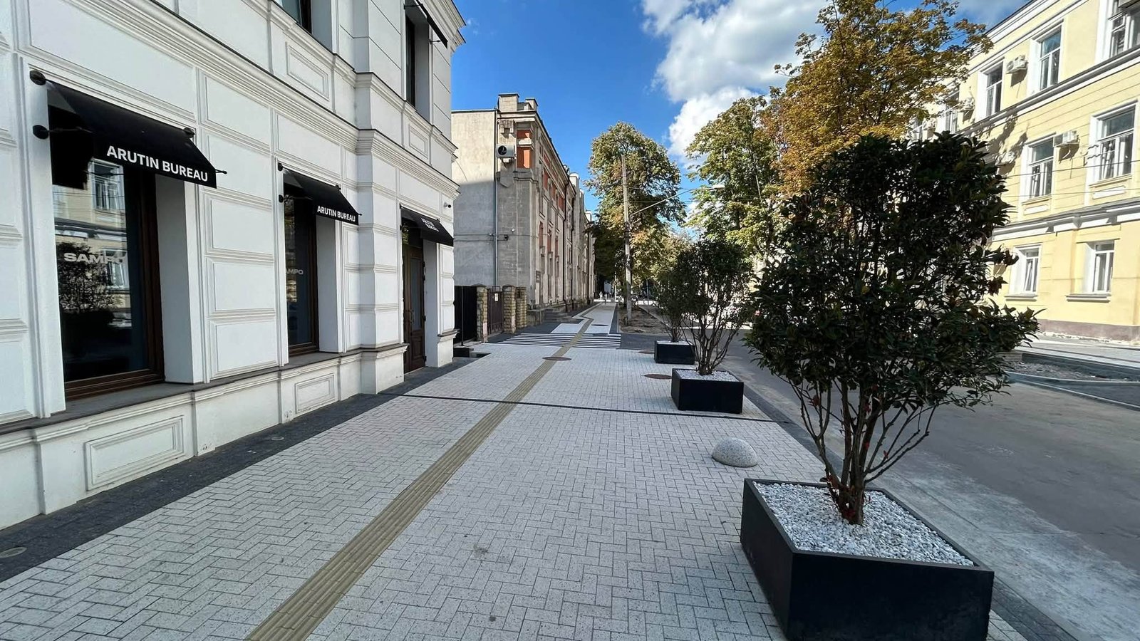 Strada Veronica Micle, în proces de reabilitare.
Pe tronsonul cuprins între străzile A. Pușkin și Armenească se lucrează la modernizarea trotuarelor și amenajarea întregii infrastructuri adiacente.

…