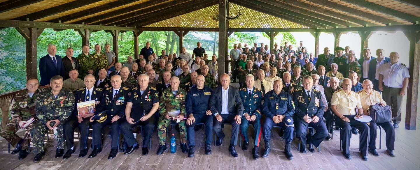Am avut o întâlnire cu conducerea Uniunii Ofițerilor, în frunte cu generalul de divizie, ex-ministrul Apărării, Victor Gaiciuc, precum și cu reprezentanții organizației din toate raioanele țării.

I-a…