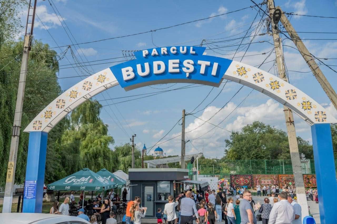 La mulți ani, Budești!
Budești, localitate cu oameni gospodari și cu grijă față de generațiile viitoare.
Astăzi marchează 571 de ani de la prima atestare documentară și Hramul Bisericii „Minunea Arhan…