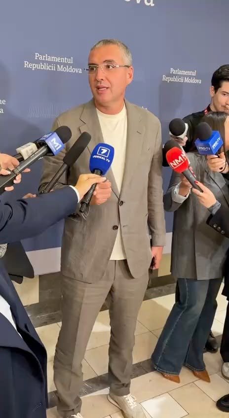 Nu vă jucați cu focul! Comandați acum transformatorul de rezervă!

Am cerut autorităților să procure din timp un transformator, pentru a nu rămâne fără curent în cazul unor noi atacuri asupra infrastr…
