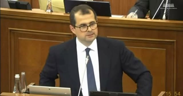 Ca răspuns la solicitarea mea, domnul Tofan a promis să prezinte în Parlament un raport privind modul în care au fost cheltuite mijloacele financiare în perioada stării de urgență, imediat după înceta…