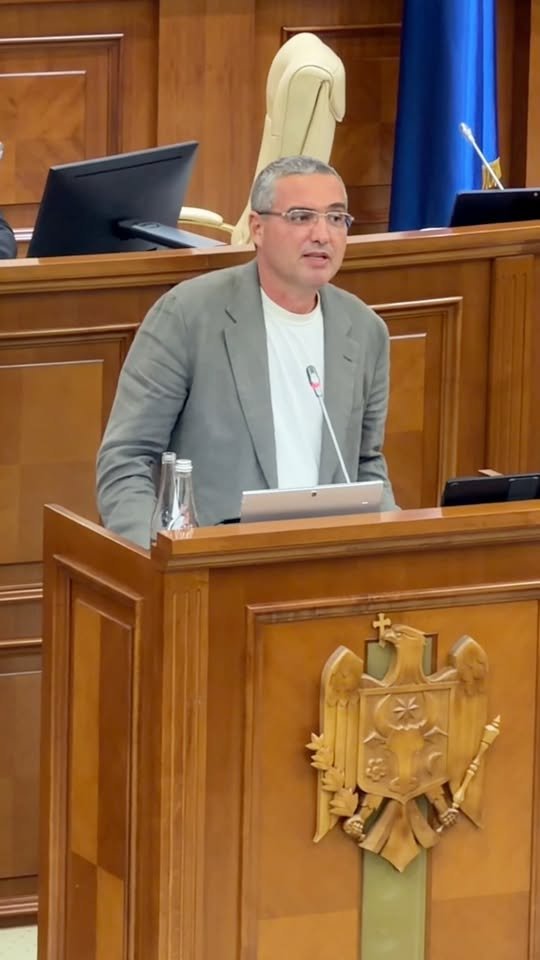 După răspunsurile premierului, stare de urgență trebuie declarată și în Guvern
*******
После ответов премьер-министра чрезвычайное положение нужно объявить и в правительстве