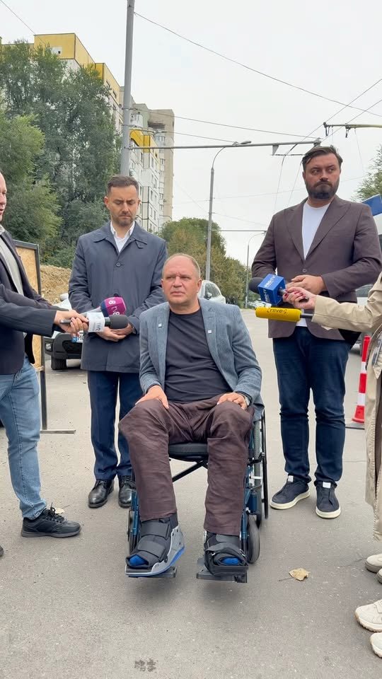 Scuzați, dar, cum a fost întrebarea așa și am răspuns.
Deși era despre faptul că pot arăta și picioarele.
De o lună am tot spus și am răspuns la întrebarea: Ce am pățit în vacanță. Totuși, intenționat…