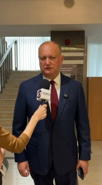 În situația complicată care s-a creat în țară, este necesar ca salariile tuturor funcționarilor publici și angajaților întreprinderilor de stat sa fie plafonate la 25–30 de mii de lei pe lună. Pregăti…
