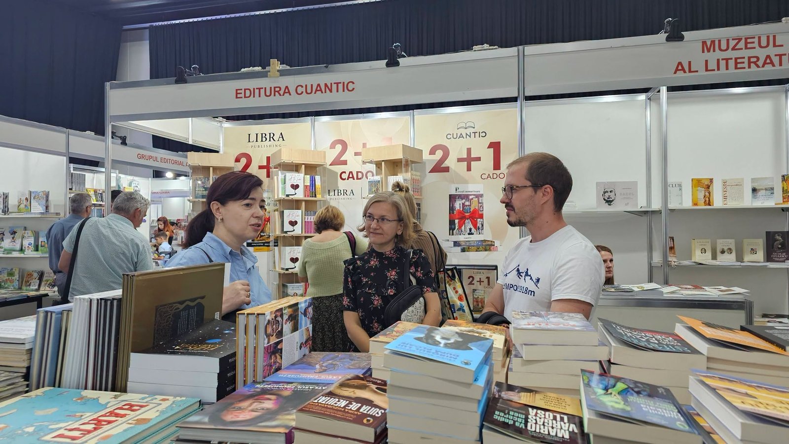 Am trecut astăzi pe la Bookfest și am plecat, cum se întâmplă de obicei într-o librărie bună, cu mai multe cărți decât îmi propusesem.

În fiecare an, Bookfest mi se pare mai mare, mai divers și mai v…