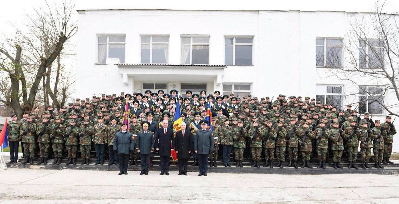 Transmit felicitări cordiale tuturor soldaților, ofițerilor și lucrătorilor din Armata Națională. Vă transmitem respectul nostru pentru curaj și devotament față de Patrie.

Noi, cetățenii, sperăm că n…