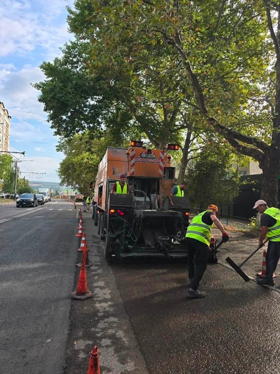 Astăzi au început lucrările de așternere a primului strat de tratament de tip Slurry Seal pe str. Burebista.
Tratamentul de tip Slurry Seal reprezintă o metodă de întreținere preventivă a carosabilul…