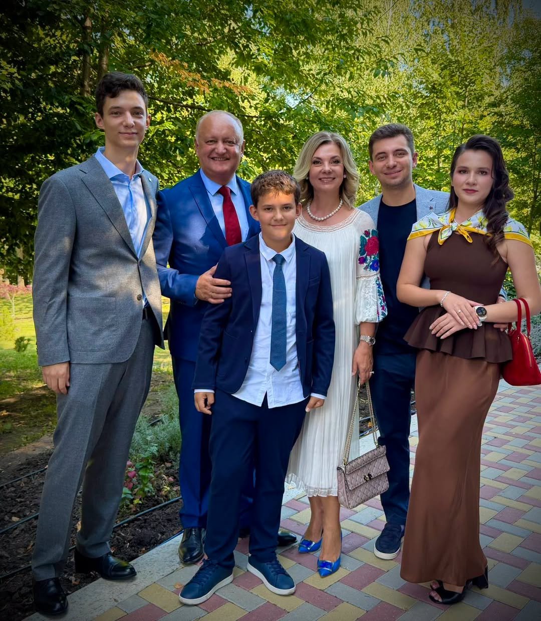 Împreună cu familia, la un eveniment frumos. 

Casă de piatră mirilor! 

:::::::::

Вместе с семьёй на прекрасном мероприятии. 

Молодожёнам — долгих лет счастливой семейной жизни!