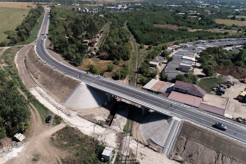 Azi am redeschis circulația pe podul de peste râul Răut și pe pasajul de pe centura municipiului Bălți.

Este o legătură importantă pe drumul R6 Chișinău–Orhei–Bălți, acum mai sigură și mai bine amena…